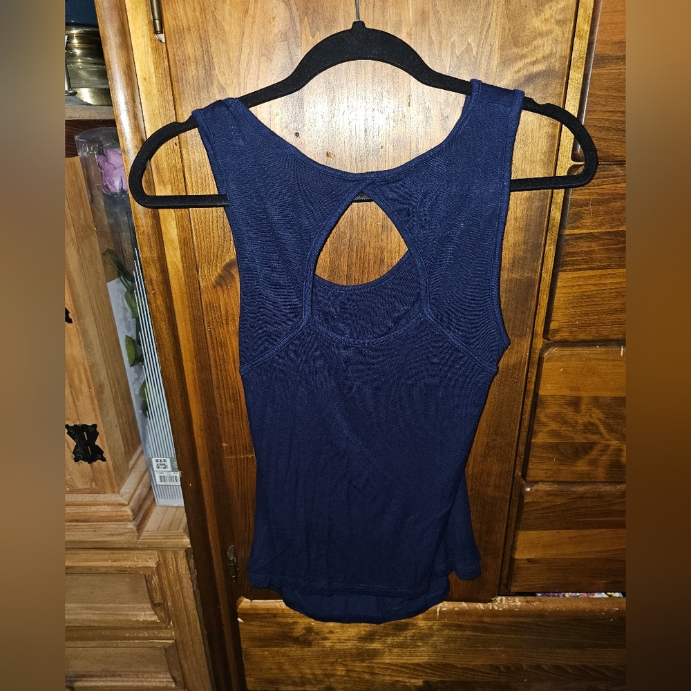 IZ Byer embellished keyhole back M top - Picture 2 of 2